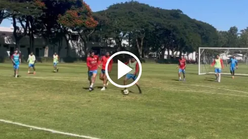 Pavel Pérez se lució en el entrenamiento de Chivas.