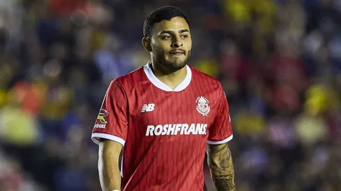 Alexis Vega acusado de indisciplina.