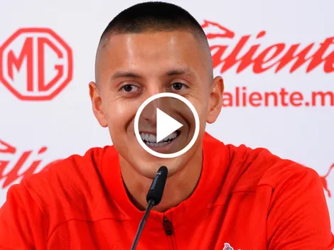 Piojo Alvarado complace a fan en el supermercado