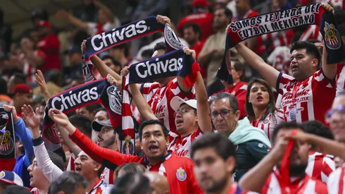 Afición de Chivas hace sentir su malestar contra jugadores.