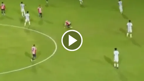 La curiosa caída de Chicharito.