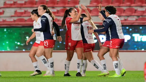 Las jugadoras de Chivas Femenil celebran la goleada ante Necaxa.