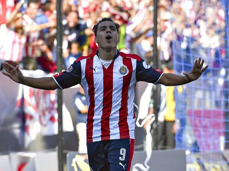 ¿Qué hace Omar Bravo un jersey que no es el de Chivas?