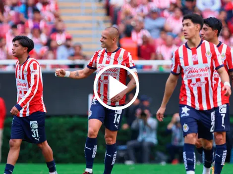 Chivas exhibe su mal momento con jugadas ridículas