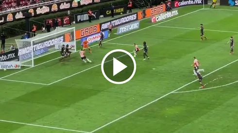 Alan Pulido anotó el primero para Chivas.