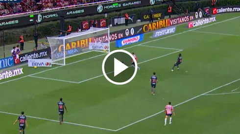 Roberto Alvarado anotó el segundo para Chivas.