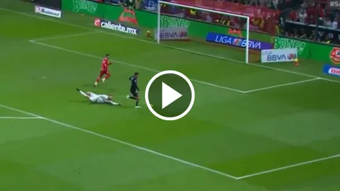 El grotesco error de Luis Romo en Chivas vs. Toluca