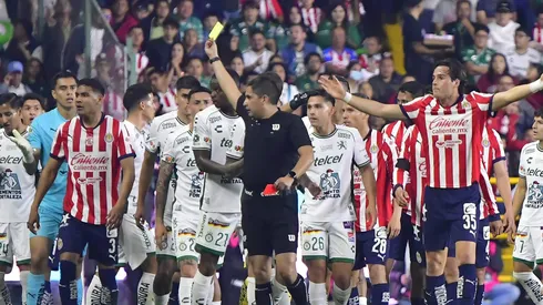 Los errores arbitrales que sufrió Chivas en el Clausura 2025.