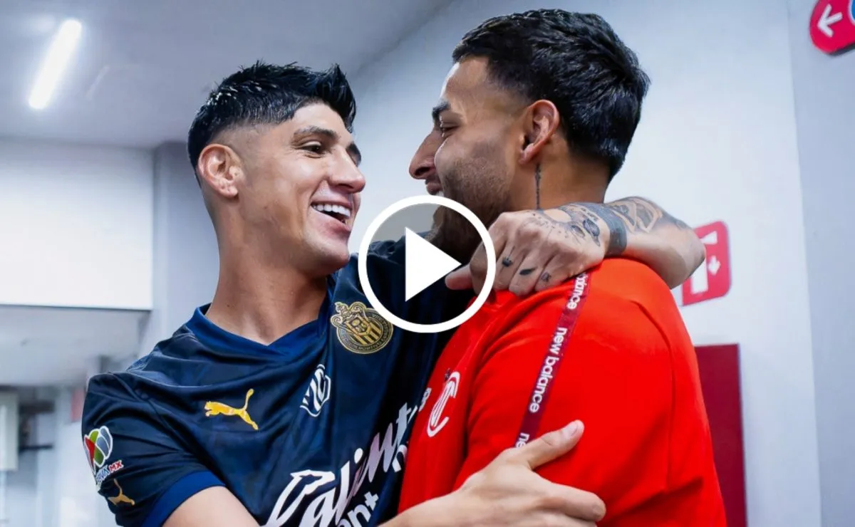 El saludo entre Alexis Vega y los jugadores de Chivas