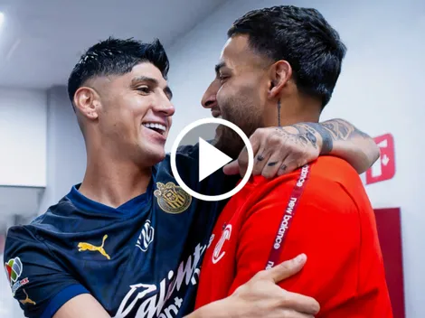 Alexis Vega, a los abrazos con jugadores de Chivas