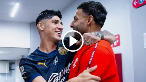El saludo de Alexis Vega con jugadores de Chivas.