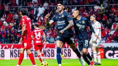 Alan Pulido marcó para Chivas contra Toluca, pero los árbitros lo anularon.
