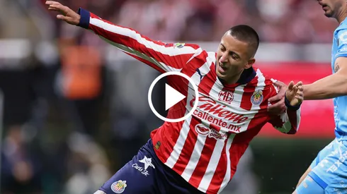 Roberto Alvarado sufrió una dura entrada por parte de un jugador de Pachuca.