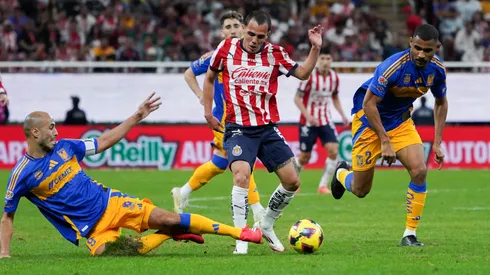 Hugo Camberos desplaza a otro jugador de Chivas.