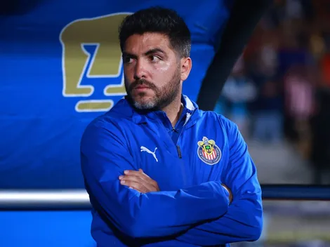El extraño comportamiento de auxiliares españoles en Chivas vs. Pumas
