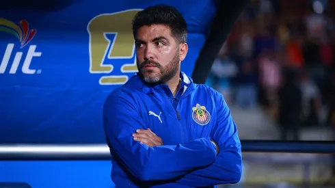 El extraño comportamiento de auxiliares españoles en Chivas vs. Pumas