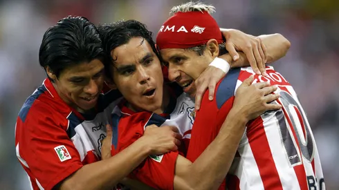 Guadalajara, Jalisco a 21 de Abril de 2007. Estadio Jalisco, Chivas vs Veracruz en juego de la jornada 16 del torneo Clausura 2007 del futbol mexicano. Omar Bravo en festejo de su segundo gol con Adolfo Bautista y Gonzalo Pineda (Foto: Mario Castillo/JAM MEDIA)