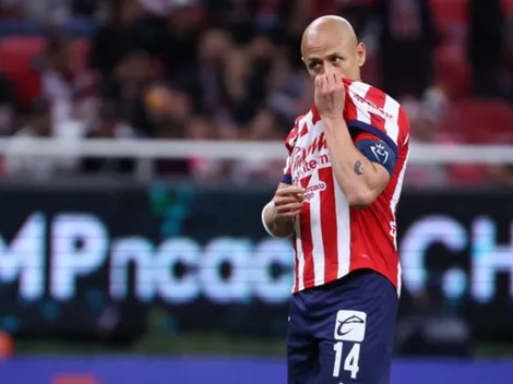 La razón por la que Chicharito besó el escudo de Chivas