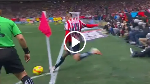 Piojo Alvarado intentó un gol Olímpico en Chivas vs. América