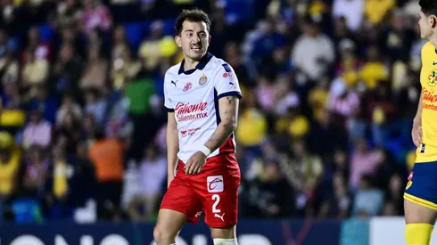 Alan Mozo dejó a Chivas con 10 jugadores en un partido clave.