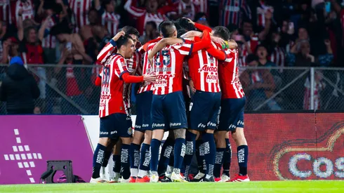 Ciudad de México, 1 de marzo de 2025. Jugadores de Chivas en festejo de gol, durante el partido correspondiente a la jornada 10 del torneo Clausura 2025 de la Liga BBVA MX, entre los Pumas de la UNAM y las Chivas Rayadas del Guadalajara, realizado en el estadio Olímpico Universitario. Foto: Imago7 / Diego Padilla