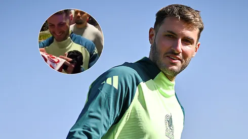 Santi Giménez firmó playera de Chivas.