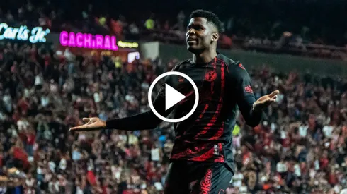 José Zúñiga madrugó a la defensa de Chivas.