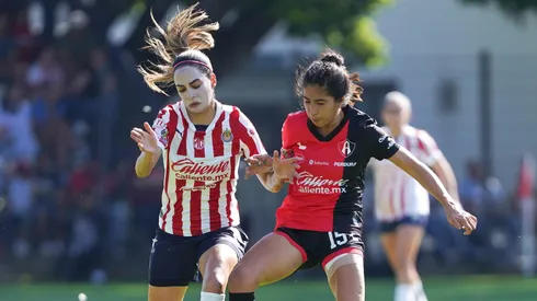 Carolina Jaramillo disputa el balón en el Clásico Tapatío donde Chivas se impuso por 2 a 0.