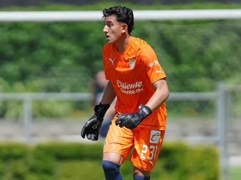 Así juega con los pies Robinho Romero, portero de Chivas Sub-19