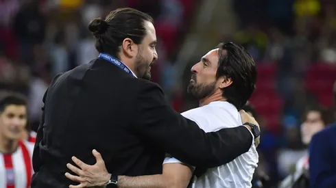 Gerardo Espinoza tiene la posibilidad de seguir al frente de Chivas.