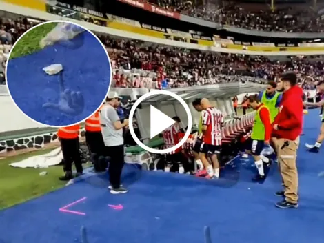 Afición de Chivas volvió a lanzar objetos al campo