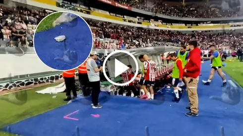 Afición de Chivas volvió a lanzar objetos.