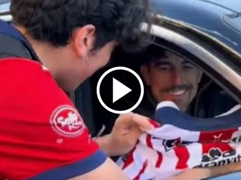 Veljko Paunovic recibió playera de Chivas como obsequio