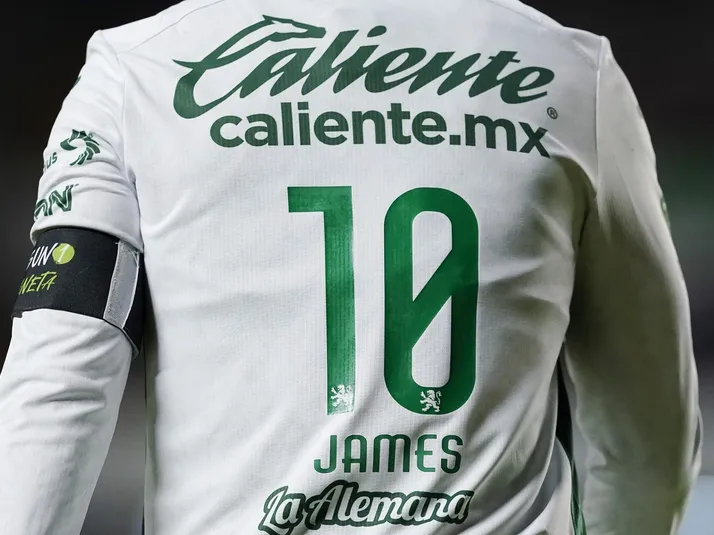 Exjugador de Chivas se llevó la camiseta de James