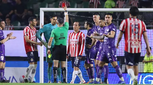 Fernando Hernández Gómez tomó decisiones polémicas en el Mazatlán vs. Chivas.