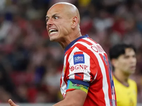 Revelan cuál sería la postura del vestidor de Chivas con Chicharito Hernández