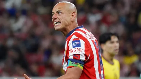 Vestidor de Chivas se cansó de Chicharito Hernández.