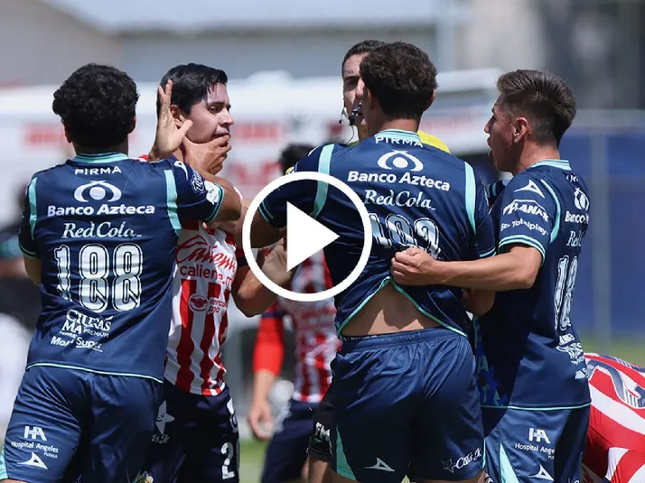 Canterano de Chivas Sub-23 es expulsado por pisar a rival de Puebla