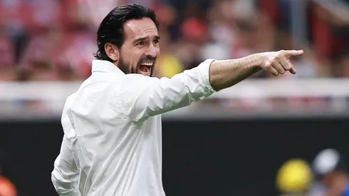 Gerardo Espinoza tiene comprometida su continuidad en Chivas.