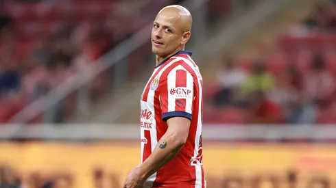 Chicharito Hernández no tiene asegurada su continuidad en Chivas.