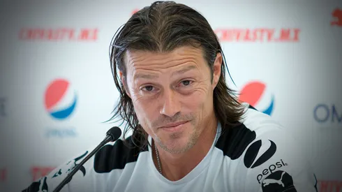 Matías Almeyda durante una conferencia de prensa con Chivas
