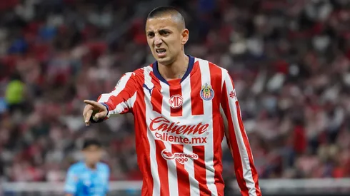 Roberto Alvarado no quiere salir de Chivas.