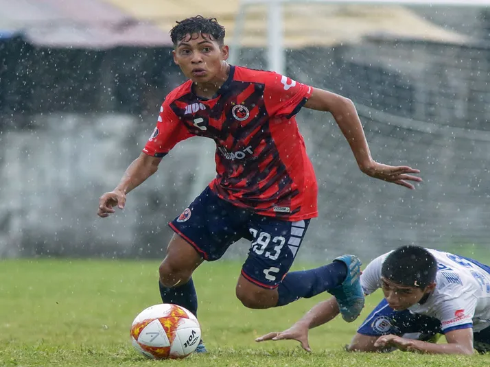 Jugó apenas 3 partidos con Chivas Sub 23 y ahora se marcha