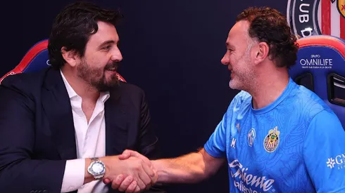 Amaury Vergara recibió las críticas de la afición de Chivas tras darle la bienvenida a Gabriel Milito.