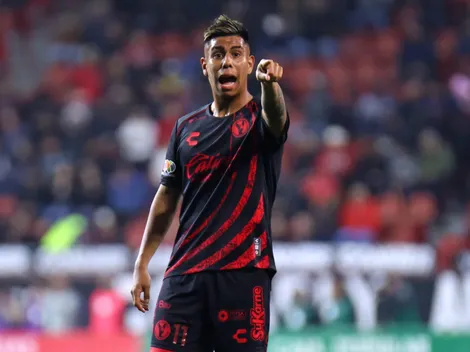 Revelan a qué hora llegaría Efraín Álvarez para firmar con Chivas