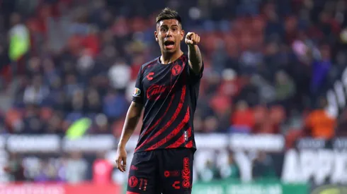 Efraín Álvarez a una firma de ser jugador de Chivas.