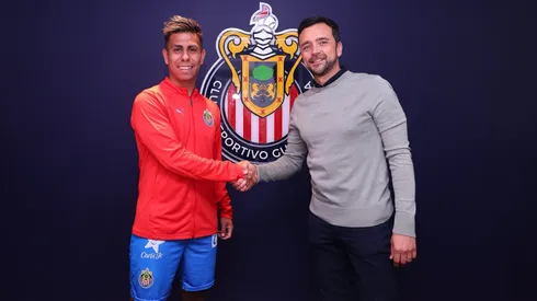 Efraín Álvarez selló el pacto con Chivas y su Director Deportivo, Javier Mier.