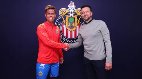 Javier Mier presentó a Efraín Álvarez como el primer refuerzo de Chivas en el mercado de fichajes de verano.
