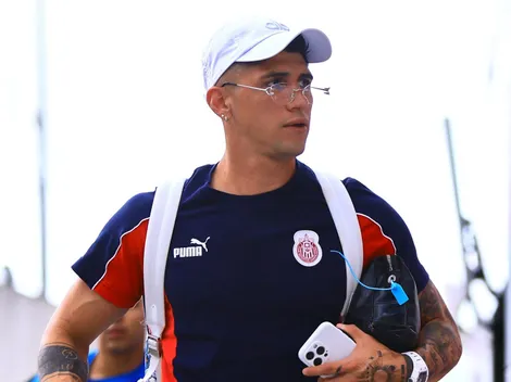 Alan Pulido le muestra con un video a Gabriel Milito que quiere ser titular