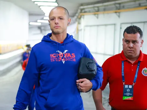 Chicharito se lleva el show en la llegada de Chivas a Morelos